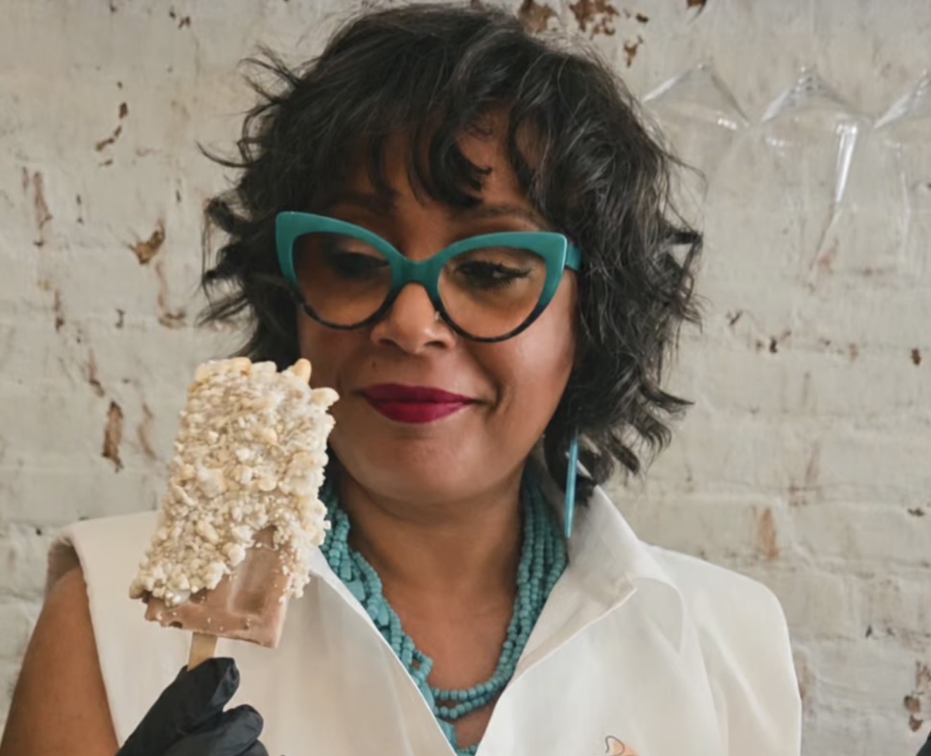 sayHelado founder holding a crumble-coated paleta